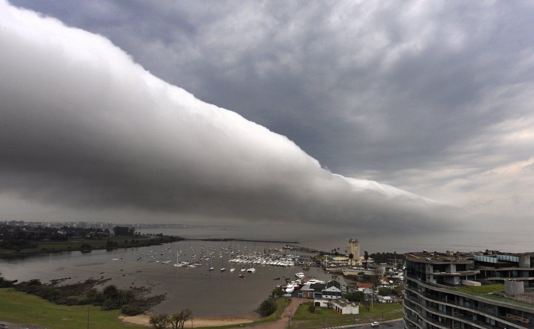 Una nube costera pasa sobre el Puertito del Buceo, durante una tormenta en Montevideo, el 26 de agosto.