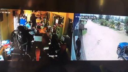 banda de 10 delincuentes armados, encapuchados y con chalecos de policia asalto distribuidora