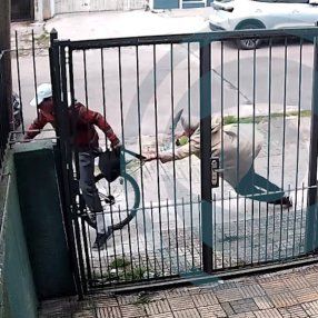 Captura de cámara de seguridad que registró la rapiña en Malvín Norte. Captura de cámara de seguridad que registró la rapiña en Malvín Norte.