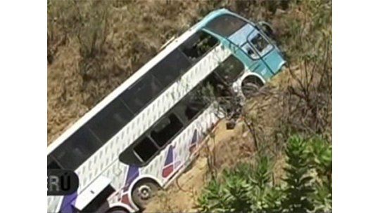 Al menos 22 muertos tras caída de ómnibus a un abismo en Perú