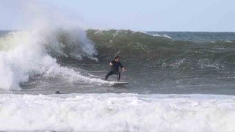 Lacalle Pou practicando surf. 