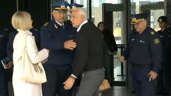 Foto: Subrayado. Carlos Negro, en su llegada a la reunión del lunes, saluda a Gabriela Valverde y José Azambuya.