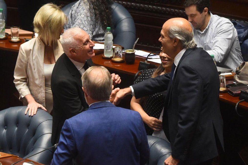 Ministro Carlos Negro saluda al diputado Pablo Abdala en sala. Foto: FocoUy Ministro Carlos Negro saluda al diputado Pablo Abdala en sala. Foto: FocoUy