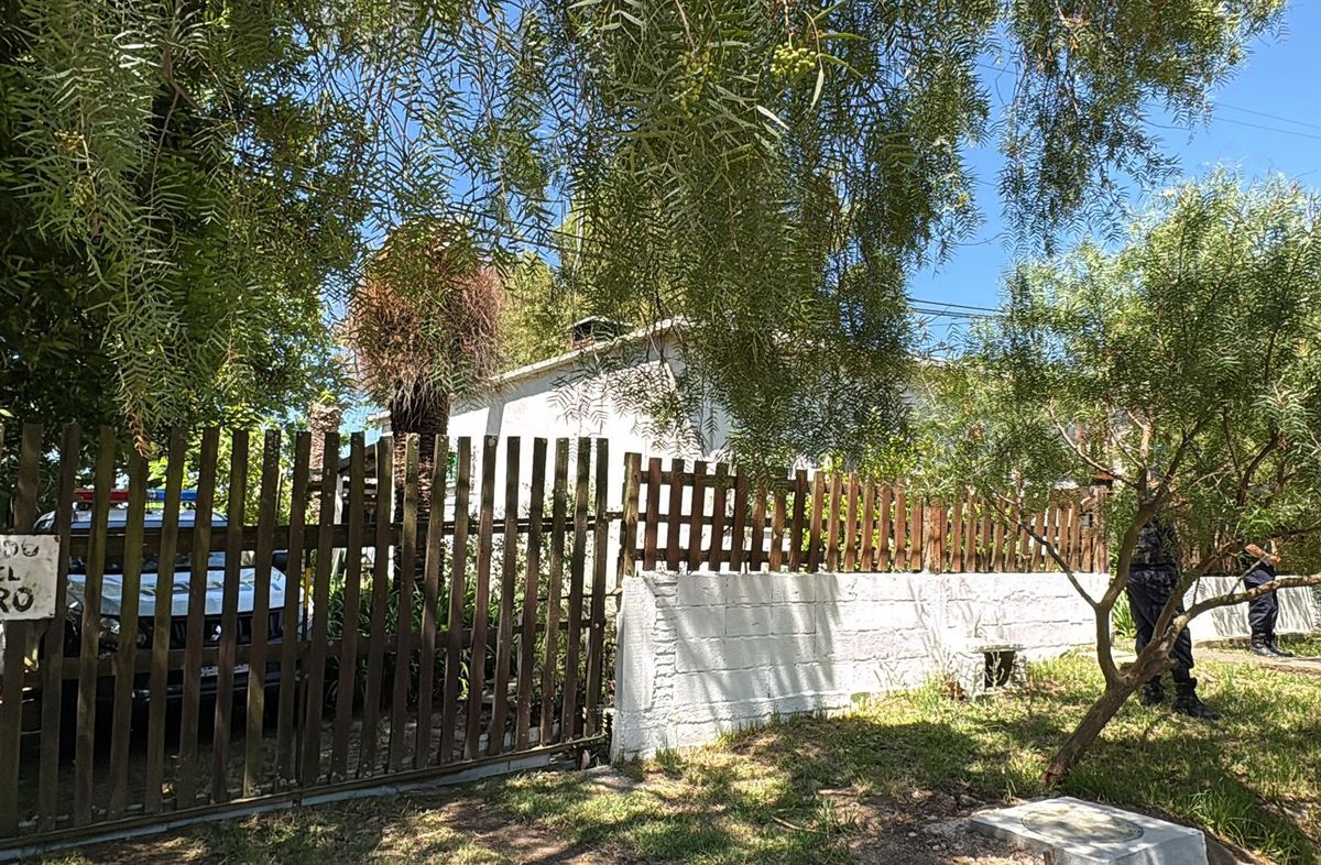 Foto: Mª Eugenia Scognamiglio, Subrayado. Escena del triple homicidio en 18 de Mayo, Canelones. Foto: Mª Eugenia Scognamiglio, Subrayado. Escena del triple homicidio en 18 de Mayo, Canelones.