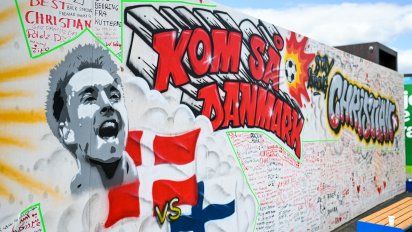 Homenaje a Eriksen en un muro de Copenhage tras su crisis de salud