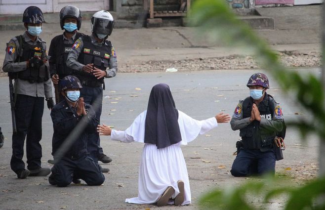 Una foto del Myitkyina News Journal muestra a una monja que suplica a la policía que no dañe a los manifestantes en Myitkyina, en el estado de Kachin, en Myanmar.