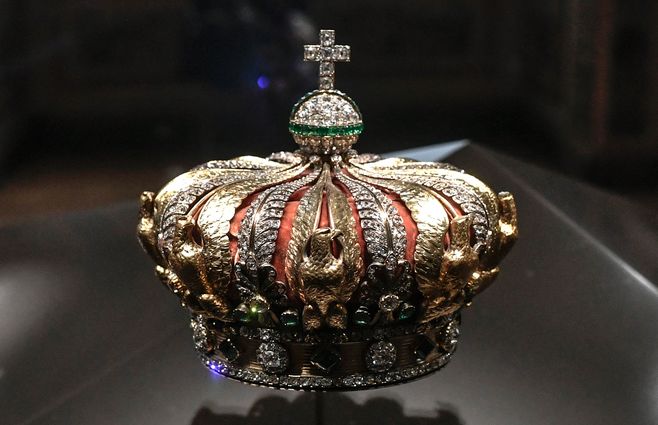 Imagen de archivo de la corona que fue robada este domingo del Museo del Louvre en París. Foto: AFP