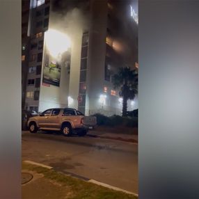 Incendio en Malvín con afectación a nivel del tercer piso de un edificio de apartamentos en la rambla Incendio en Malvín con afectación a nivel del tercer piso de un edificio de apartamentos en la rambla