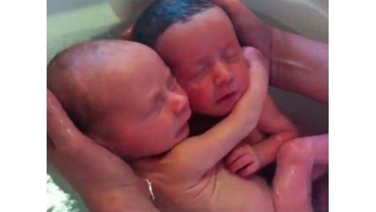 Video de gemelos que se abrazan es furor en internet