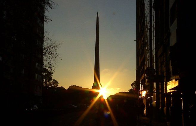 El Sol alineado con la avenida 18 de Julio, este viernes 18 de julio de 2025. Foto: Subrayado.