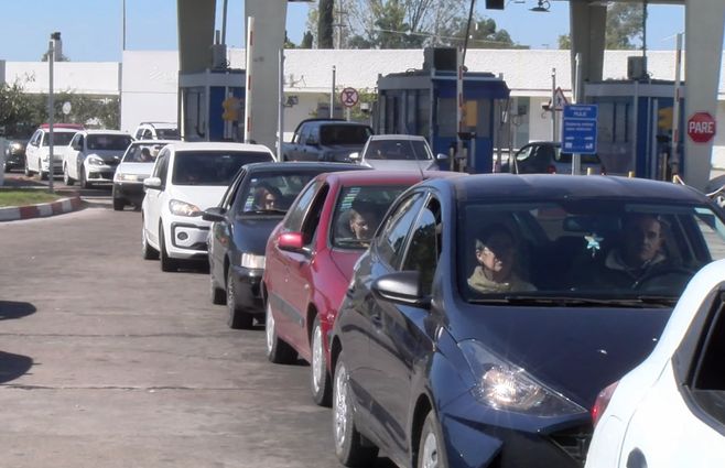 Foto: Subrayado. Testimonios; uruguayos retornan este domingo por el puente de Paysandú.&nbsp;