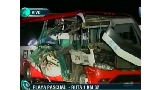 Una mujer falleció en choque entre camión y ómnibus en Ruta 1