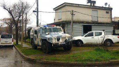 seis detenidos, 119 ladrillos de drogas, 1.400.000 pesos y 25.000 dolares incautados