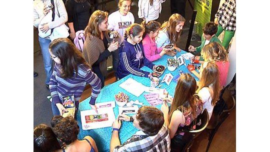 Cientos de fans fueron a la firma de autógrafos de Dance
