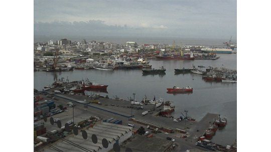 Armada busca el cuerpo de un hombre que cayó al agua en el puerto