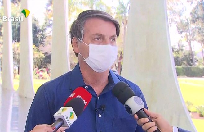 FOTO: Bolsonaro en el momento que confirma su positivo de Covid-19 ante la prensa.