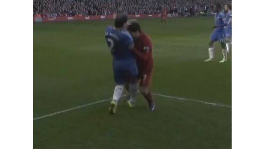 Suárez mordió a Ivanovic en pleno partido de la Premier League