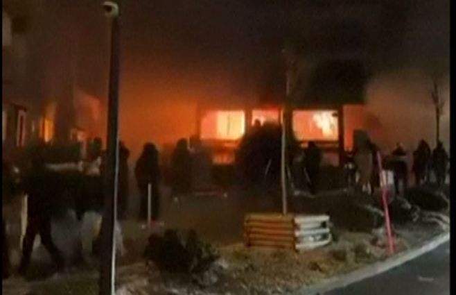 El momento del incendio en un bar de la estación de esquí en Suiza, captado por una persona en el lugar. Foto: captura del video publicado en redes sociales y AFP.