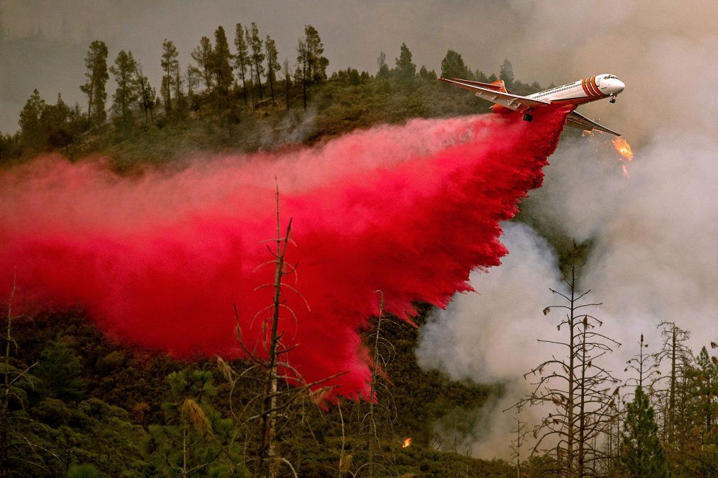 Un avión cisterna lucha contra el incendio cerca del Parque Nacional de Yosemite, California&nbsp;
