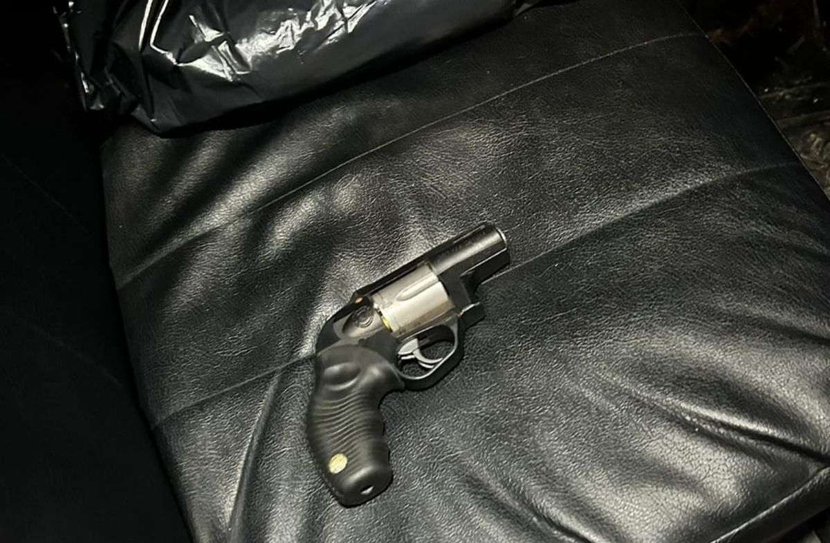 Foto cedida a Subrayado. Uno de los revólveres dentro del asiento trasero del taxi. Foto cedida a Subrayado. Uno de los revólveres dentro del asiento trasero del taxi.