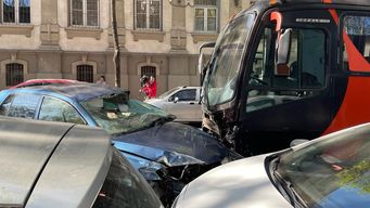 siniestro de transito multiple afecto a seis vehiculos y dejo un conductor con heridas