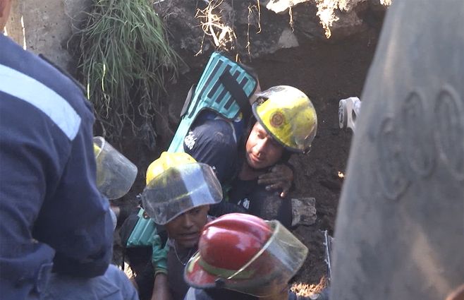 bomberos-rescate-pozo-ose-cerro-montevideo.jpg