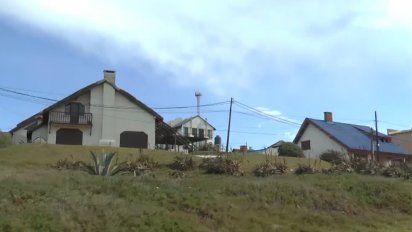autoridades y vecinos de punta del diablo preocupados por contaminacion