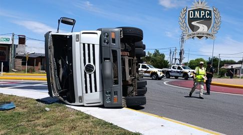 Un camión cisterna cargado de leche despistó y volcó en la ruta 1 en Ecilda Paullier Un camión cisterna cargado de leche despistó y volcó en la ruta 1 en Ecilda Paullier