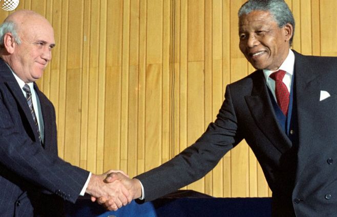 Nelson Mandela y&nbsp;Frederik Willem&nbsp;de Klerk se dan la mano en las elecciones de 1994 que puso fin oficial al régimen racista conocido como Apartheid en Sudáfrica.&nbsp;