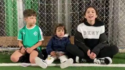 Los tres hijos de Luis Suárez en el video.