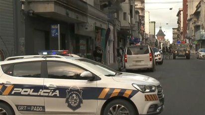 delincuente copo una joyeria y tomo de rehen a una mujer de 74 anos