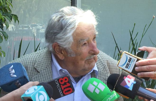 JOSÉ-MUJICA-SOBRE-HEBER.jpg