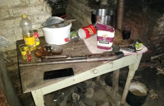 Foto: Policía. Escopeta y revólver incautados en la escena del homicidio, en una vivienda de Toledo.