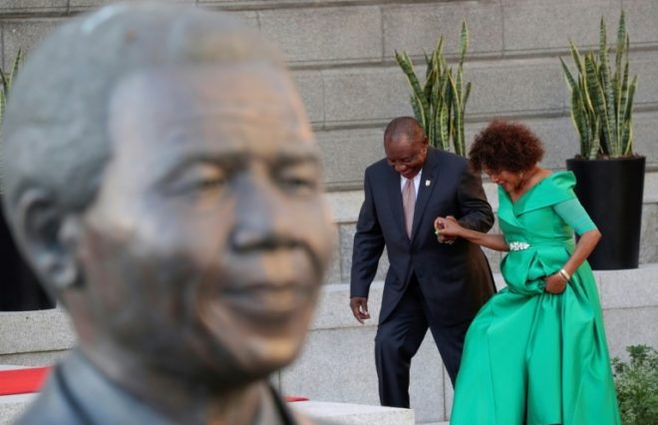 El presidente sudafricano Cyril Ramaphosa y la presidenta del parlamento Baleka Mbete pasan por delante de una estatua de Nelson Mandela en el parlamento sudafricano antes de una ceremonia, el 7 de febrero de 2019 en Ciudad del Cabo