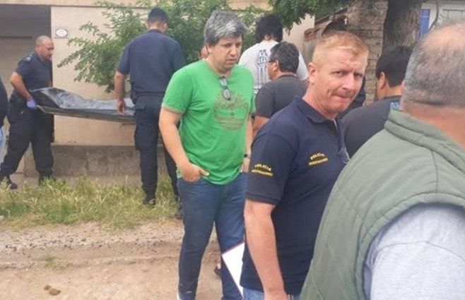 El cadáver de López es sacado de su domicilio en Villa Muñiz, Bahía Blanca