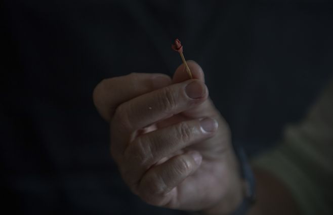 La exprisionera política Ivonne Klingler sostiene una rosa hecha con migajas de pan de los años 1980, durante una entrevista con AFP en Montevideo en noviembre de 2020© AFP Pablo PORCIUNCULA