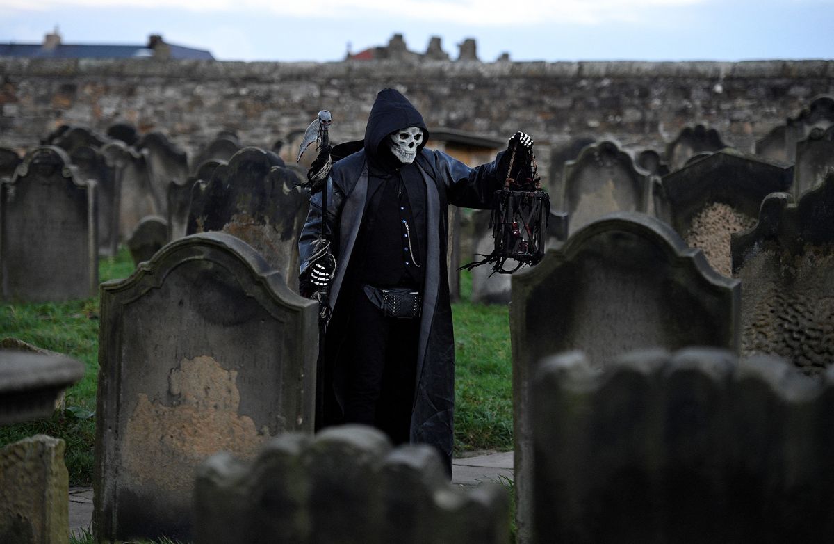 Una personadisfrazada camina entre las lápidas en la iglesia de Santa María laVirgen durante el festival Whitby Goth Weekend en el norte deInglaterra. El festival reúne a miles de góticos y fanáticos delestilo de vida alternativo del Reino Unido y sus alrededores.&nbsp;&nbsp;