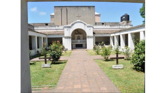 Hombre murió al estrellar su auto contra cementerio de San Carlos