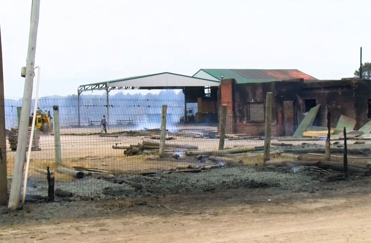 Otro de los incendios de la semana, en La Floresta, quemó todo un aserradero y dos casas.