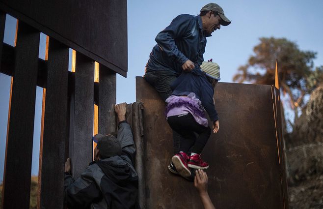 niños-migrantes-muro-mexico-eeuu-AFP.jpg