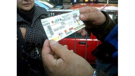 Uruguayos sin entradas llegan a Buenos Aires por la final