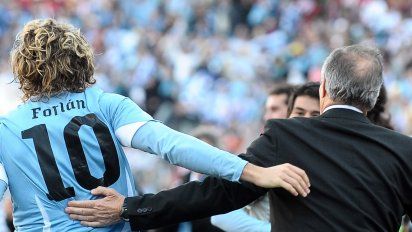 Tabárez y Forlán en la Copa América 2011, uno de los mejores momentos del llamado proceso de selecciones. El delantero es un referente y ha sido por 20 años una estrella del deporte mundial