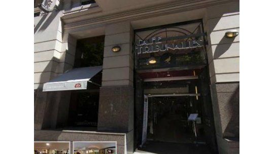 Dos personas cayeron de un entrepiso del Café Tribunales