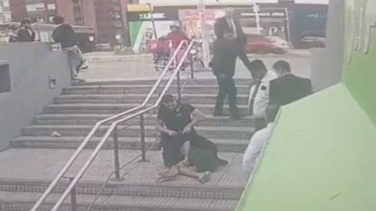 Pelea con palos y cuchillos en Nuevo Centro: policía que pasaba redujo a uno de los hombres; el segundo se dio a la fuga