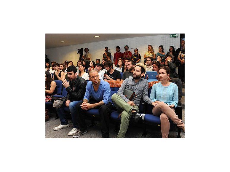 Calle 13 con jóvenes uruguayos en lo previo a su show