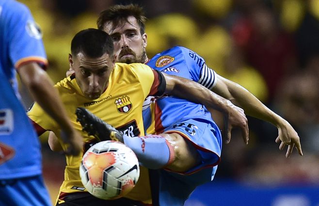 Mauricio Loffreda (Progreso) pelea la pelota con Leandro Martínez (Barcelona de Ecuador). Los gauchos jugaron mejor que en Montevideo pero no pudieron ante un club con un plantel poderoso 