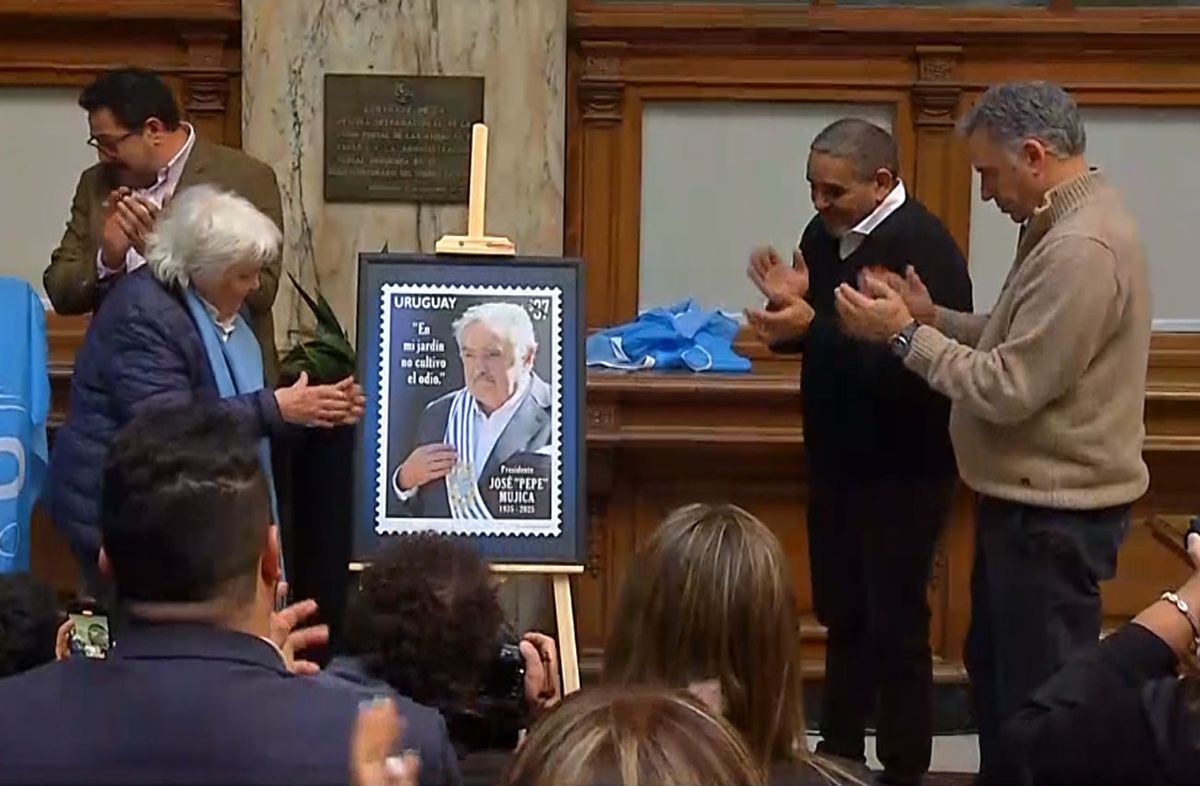 Presentaron el sello homenaje a Mujica, con un acto encabezado por Yamandú Orsi y Topolansky