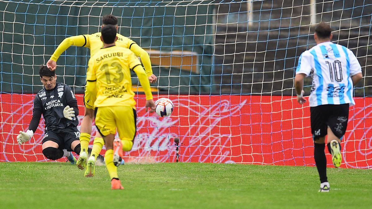Con gol de Abel Hernández, Peñarol derrota a Cerro en el Tró