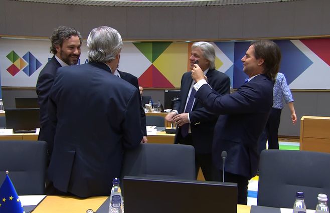 Lacalle Pou toma una foto con su celular en el encuentro informal con Alberto Fernández en Bruselas. Foto: agencia oficial de la Cumbre Celac-UE.