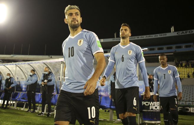 Entra Bentancur y se va De la Cruz. En tanto De Arrascaeta jugará como enlace de Suárez y Cavani